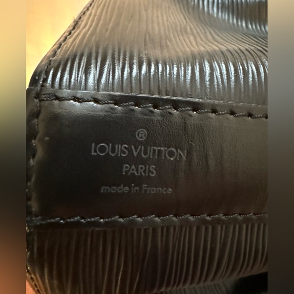 Louis Vuitton Vintage Epi Leather Sac
D'epaule GM Shoulder Bag
SKU 215913 - Picture 7 of 14